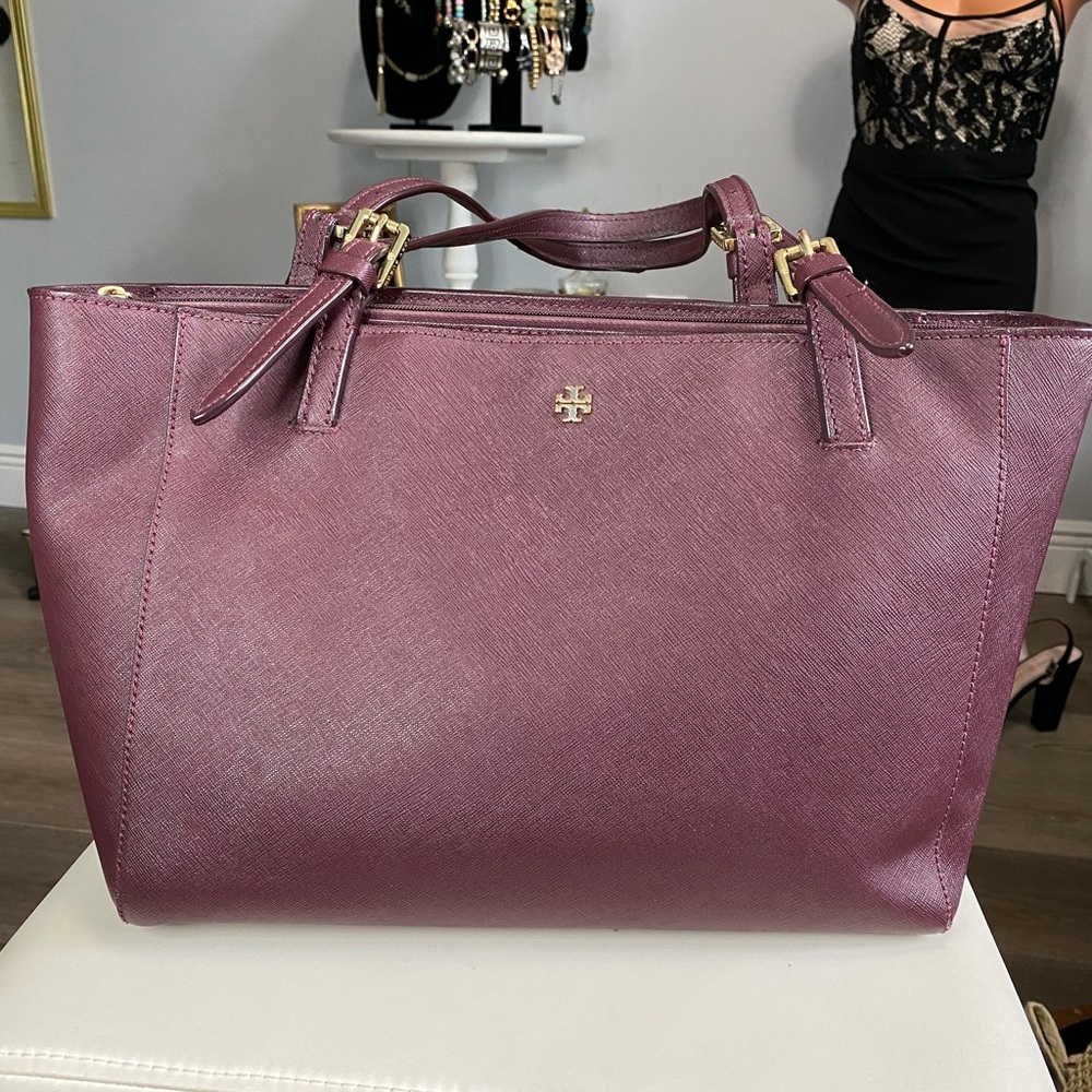 Tory Burch Tote Bag Burgundy 
Callouts listed